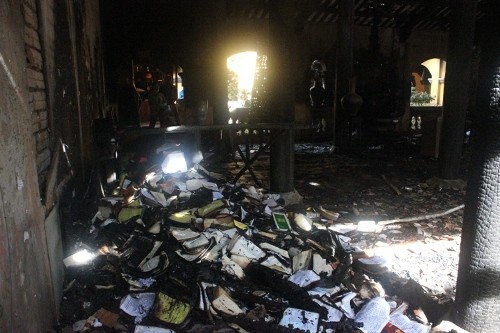 Hàng trăm cuốn kinh quý bị cháy.